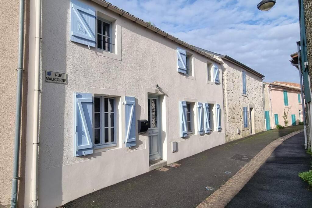 Le Pavillon Bleu Vouvant - Gite Maison Bagian luar foto